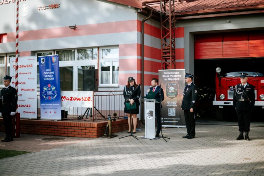 W poniedziałkowe popołudnie w Gminnym Ośrodku Kultury i Bibliotece zebrały się panie by wziąć udział w warsztatach pt. „Jesienny bukiet z liści”. W miłym towarzystwie uczestniczki doskonaliły swoje umiejętności w pracy z liśćmi i darami natury, z których powstały barwne bukiety i przepiękne dekoracje jesienne. Panie uznały że to był prawdziwy relaks, którego tak często nam brakuje.