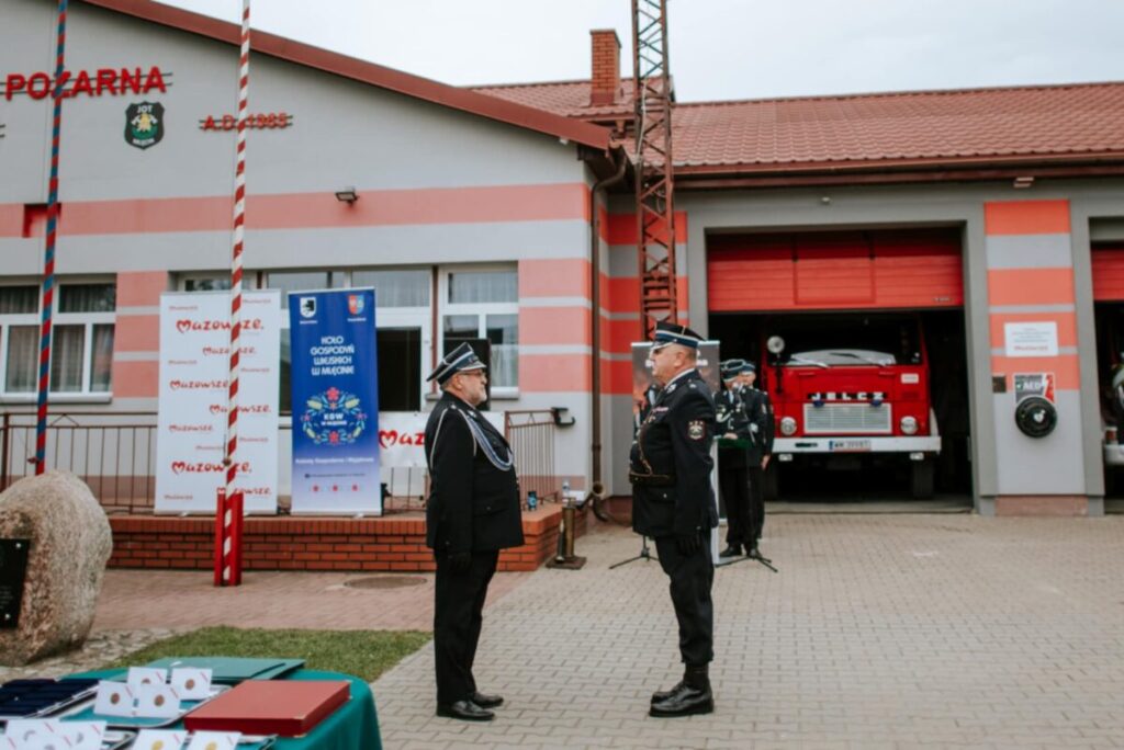 róża i żólte liście leżące na zapisanej kartce