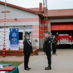 wKkLTf7Q róża i żólte liście leżące na zapisanej kartce