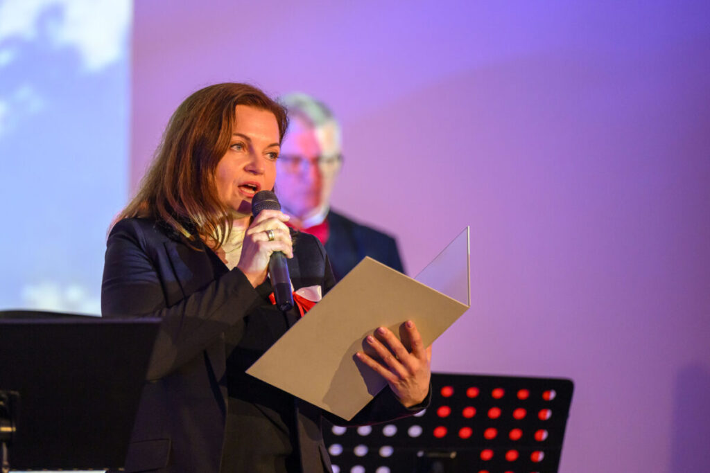 Przykro mi, nie mogę pomóc w tym zadaniu.