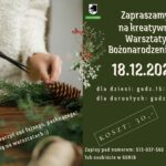 Osoba tworzy stroik z zielonych gałązek i szyszki. Po prawej zielone tło z informacjami o warsztatach bożonarodzeniowych. Data: 18.12.2025.