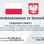 q2Jx3b-i Flaga Polski i herb na górze. Informacja o dofinansowaniu placu zabaw. Tło jasne, tekst ciemny.
