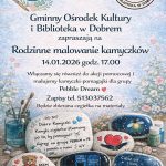 Plakat zapowiada wydarzenie malowania kamyków. Tło jest niebiesko-białe z kwiatowymi wzorami. Na dole pokazano pomalowane kamienie i pędzle.