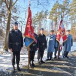 639427457_931740892534766_527982524724254630_n Pięciu mężczyzn w mundurach stoi na śniegu z dwoma czerwonymi sztandarami. Tło stanowią drzewa i błękitne niebo. Słońce oświetla całą scenę.