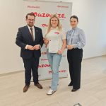 652338120_951498383892350_2448209373919739020_n Trzy osoby stoją na jasnej podłodze przed ścianką z napisem Mazowsze. Osoba na środku trzyma dyplom. W tle biała ściana.