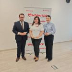 652609570_951498213892367_1954240451376063634_n Trzy osoby pozują na tle planszy z napisem Mazowsze. Mężczyzna w garniturze, kobieta w koszulce trzyma certyfikat. Jasne drewniane podłogi i białe ściany.