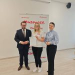 653322017_951496997225822_4634580843812086631_n Trzy osoby stoją na tle banera z napisem Mazowsze. Środkowa osoba trzyma certyfikat. Jasne wnętrze z drewnianą podłogą.