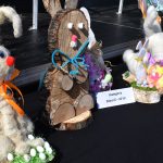 Dekoracje wielkanocne z królikami wykonane z różnych materiałów. Dominują barwy naturalne i pastelowe. W tle czarne tło.