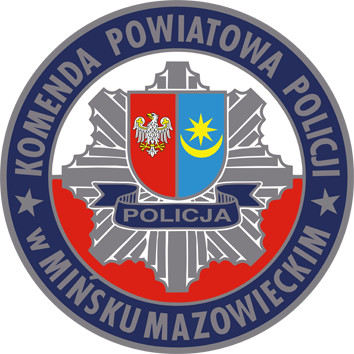 Herb Komendy Powiatowej Policji w Mińsku Mazowieckim na niebieskim tle. W centrum srebrny orzeł i złota gwiazda na tarczy. Napisy w kręgu wskazują lokalizację.