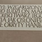 2boCgSu9 Na beżowym tle widnieje tekst z religijnym przesłaniem. Towarzyszą mu dwa stylizowane wizerunki aniołów. Kolory są stonowane, a litery są ciemnobrązowe.