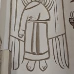 7WfjDGKD Obraz przedstawia postać anioła z zamkniętymi oczami. Kolory są stonowane, dominują odcienie bieli i szarości. Tło jest neutralne, co podkreśla spokojny wyraz postaci.