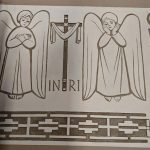 HDuFg71q Obraz przedstawia dwa anioły po bokach krzyża z napisem INRI. Kolory to brązowy i biały. Tło jest jednolite z geometrycznym wzorem na dole.