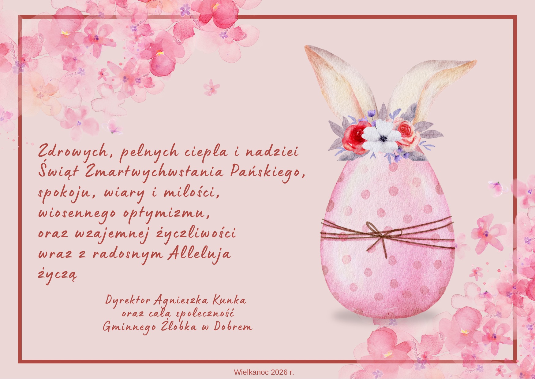 Kartka wielkanocna z życzeniami, różowe tło z kwiatowymi motywami. Po lewej stronie tekst, po prawej jajko z uszami i kwiatami.