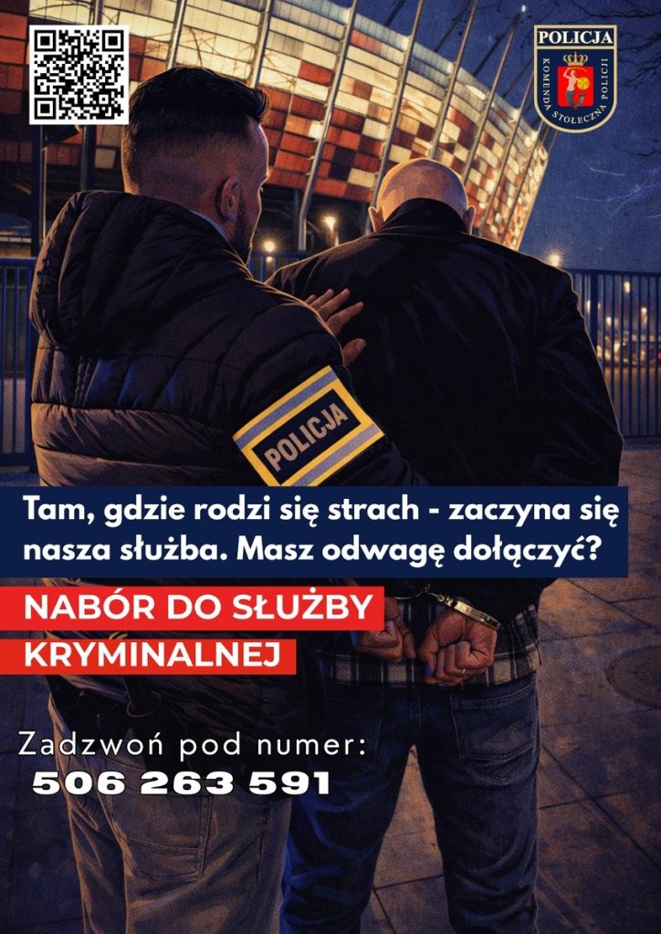 Na zdjęciu policjant w kurtce z napisem POLICJA prowadzi zatrzymanego w kajdankach. W tle znajduje się oświetlony stadion nocą. Grafika zawiera tekst rekrutacyjny do służby kryminalnej.