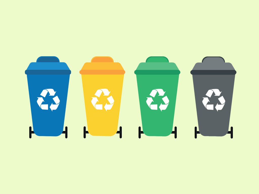 Cztery pojemniki na odpady: niebieski, żółty, zielony i szary. Pojemniki mają symbol recyklingu z przodu. Tło jest jasne, jednolite.