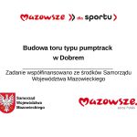 tinywow_tinywow_Wzór tablicy informacyjnej Dobre_89063823_89063840_1 Plakat promuje budowę toru pumptrack w Dobrej. Na białym tle widnieje czerwone logo Mazowsze. Dodatkowo umieszczono herb Samorządu Województwa Mazowieckiego.