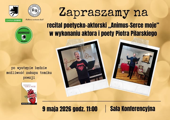 Zaproszenie na recital poetycko-aktorski na jasnym tle z dwoma zdjęciami występującego artysty. Widoczne loga sponsorów i informacja o terminie. Na zdjęciach artysta gestykulujący w sali z pianinem i stolikiem.