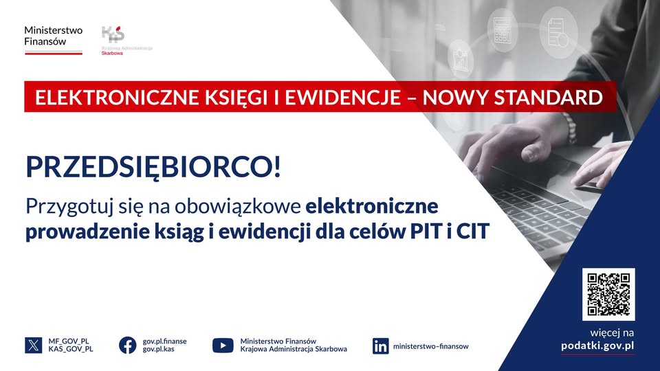 Ministerstwo Finansów ogłasza nowy standard elektronicznych ksiąg. Obraz przedstawia dłonie na klawiaturze laptopa. Kolory dominujące to biały, czerwony i niebieski.