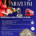 Plakat promuje Noc Muzeum z uśmiechniętą kobietą w czerwonej sukni na niebieskim tle. Widoczny jest program wydarzenia i rysunek czerwonego autobusu. Obok informacji o warsztatach i koncertach znajduje się ilustracja budynku muzeum.