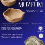 Plakat promuje Noc Muzeum z warsztatami ceramicznymi na niebieskim tle. Na środku są brązowe gliniane misy. Na dole znajduje się rysunek budynku muzeum.