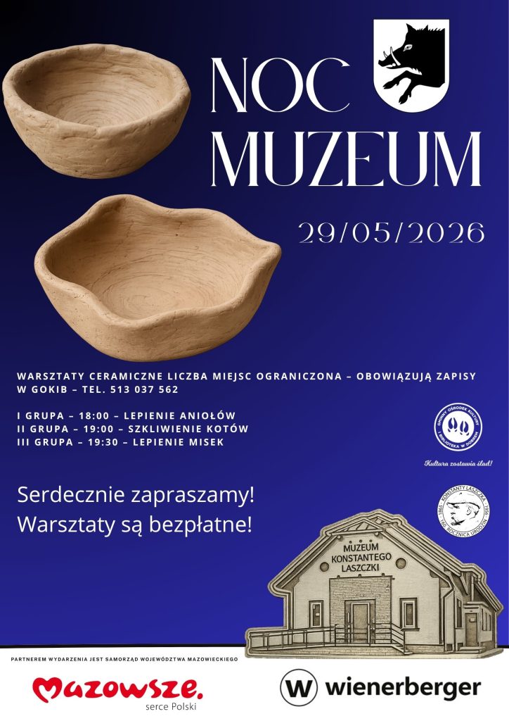 Plakat promuje Noc Muzeum z warsztatami ceramicznymi na niebieskim tle. Na środku są brązowe gliniane misy. Na dole znajduje się rysunek budynku muzeum.