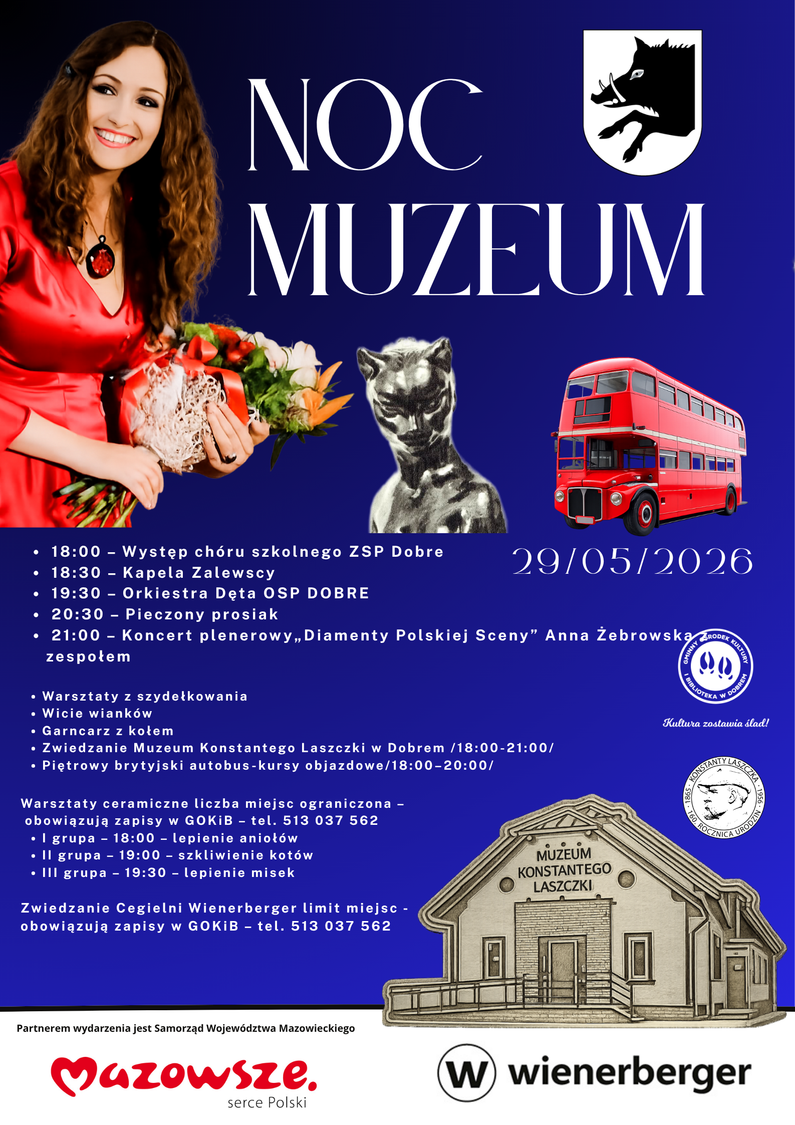 Plakat promuje Noc Muzeum w ciemnoniebieskich barwach z wizerunkiem kobiety w czerwonej sukience. Na pierwszym planie jest czerwona piętrowa brytyjska autobus. W tle program wydarzeń i graficzny motyw budynku muzeum.