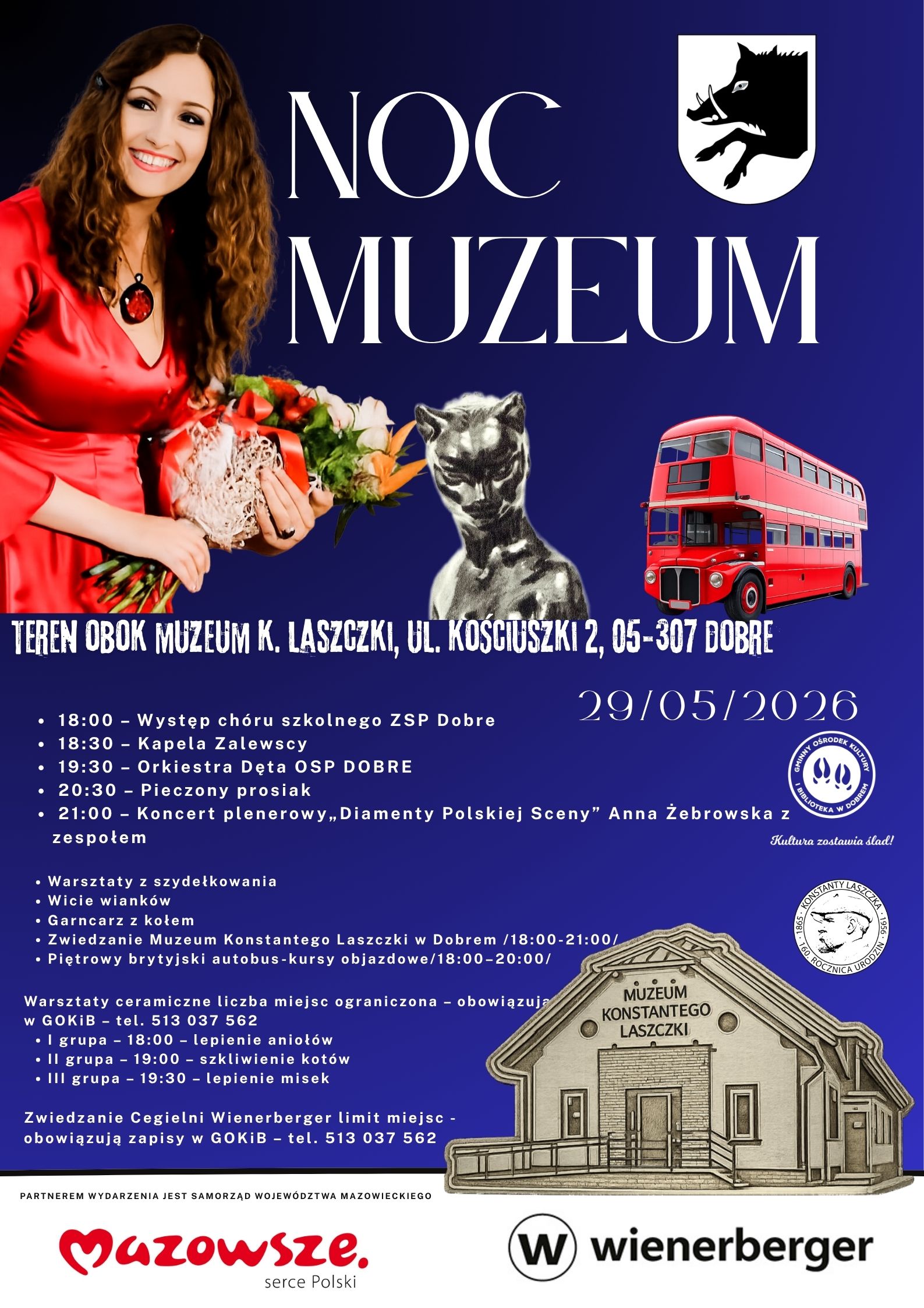 Plakat promuje wydarzenie Noc Muzeum z kobietą w czerwonej sukni na granatowym tle. Widać czerwoną piętrową autobusy i srebrną rzeźbę kota. Informacje o koncertach i warsztatach są podane.
