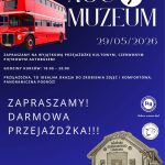 Plakat Nocy Muzeów z czerwonym autobusem piętrowym na granatowym tle. Data: 29/05/2026. Informacje o darmowej przejażdżce i Muzeum Konstantego Laszczki.