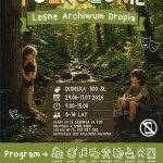 Plakat promuje półkolonie Leśne Archiwum Dropia w lesie. U góry widnieje tytuł w kolorach zielonym i pomarańczowym. W tle las i dwoje dzieci, poniżej szczegóły wydarzenia.