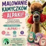Grafika reklamuje wydarzenie malowania kamyków z alpakiem. Na pierwszym planie jest urocza alpaka z czerwonymi ozdobami. W tle kamyki z malunkami alpak na pastelowych kolorach.