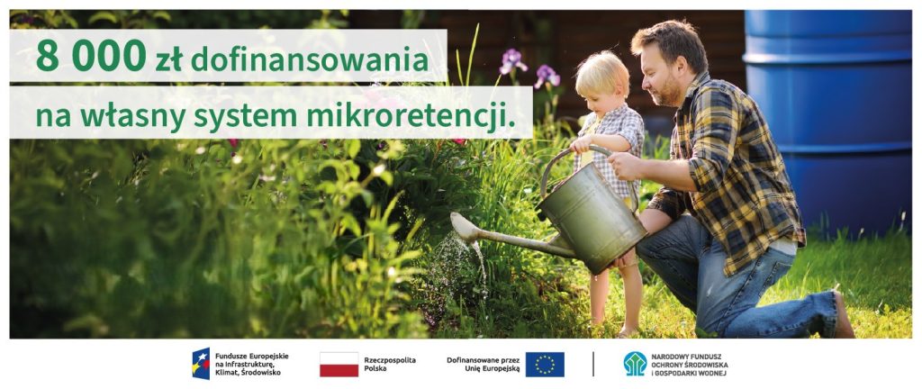 Mężczyzna z dzieckiem podlewają ogród metalową konewką. W tle bujna roślinność i niebieska beczka. Tekst reklamuje dofinansowanie na mikoretencję.
