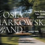 Plakat promuje koncert zespołu w Dwór Rudzienko, z datą i godziną. Tło to zdjęcie budynku z czerwonym dachem. Tekst jest biały, na tle zieleni drzew.