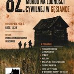 Plakat upamiętniający 82. rocznicę zbrodni w Gęsiance z datą i programem. Beżowe tło, czarny tekst. W tle drewniany budynek.