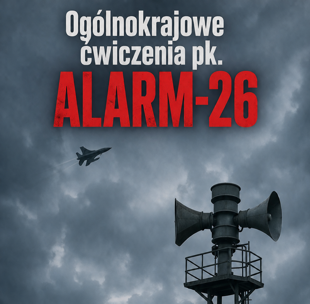 Plakat przedstawia szare niebo z wojskowym myśliwcem i wieżą syreny alarmowej. Duże czerwone napisy ALARM-26. Tło burzowe.