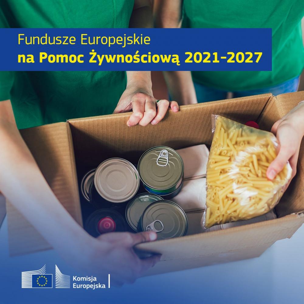 Osoba w zielonej koszulce trzyma karton z żywnością, w tym puszki i makaron. Niebieski napis informuje o funduszach UE na lata 2021-2027. W tle widać logo Komisji Europejskiej.