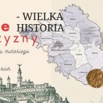 Plakat promujący projekt Małe Ojczyzny pokazuje mapę z zaznaczonymi gminami powiatu mińskiego. Kolory dominujące to beżowy, czerwony i czarny. Obok mapy znajduje się rysunek miasta i logosy instytucji.