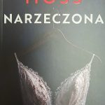 Okładka książki z ciemnym tłem przedstawia białą suknię ślubną. Na górze widnieje czerwony tytuł Marcel Moss Narzeczona. Książka opublikowana przez wydawnictwo FILIA.
