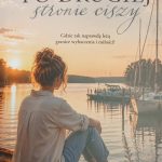 Kobieta siedzi na drewnianym pomoście nad jeziorem o zachodzie słońca. W tle widać żaglówki i drzewa. Dominują ciepłe, pastelowe barwy.