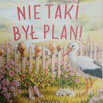 Okładka książki z bocianem na tle wiejskiego pejzażu i płotu z glinianymi garnkami. Pastelowe kolory z różowymi kwiatami. Widoczne różowe szpilki na trawie.