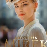 Okładka książki przedstawia kobietę w eleganckim kapeluszu z dużym kwiatem. Ma złote napisy, a tło jest rozmyte i niebiesko-szare. Klimat retro podkreślają detale stroju i kolorystyka.