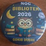 851890876_1153469657352632_7736211582487079934_n Na obrazku jest okrągły znaczek z ilustracją sowy czytającej książkę. Tło jest ciemnoniebieskie z gwiazdami i księżycem. Napis mówi: Noc Bibliotek 2026.
