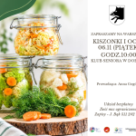 Jasnobrązowy Minimalistyczny Promocja Zakwaterowanie ze Śniadaniem Hotel Post na Facebooku(2) Trzy słoiki z kolorowymi kiszonkami i świeżymi warzywami na drewnianej tacy. Tło jest rozmyte, w jasnych barwach. Po prawej stronie znajduje się zaproszenie na warsztaty kiszonek.