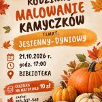 Plakat promuje rodzinne malowanie kamyków w jesiennych barwach z dyniami na drewnianym tle. Szczegóły wydarzenia: 21.10.2026, godz. 17:00, biblioteka. Dekoracje z liśćmi i dyniami w ciepłych kolorach.