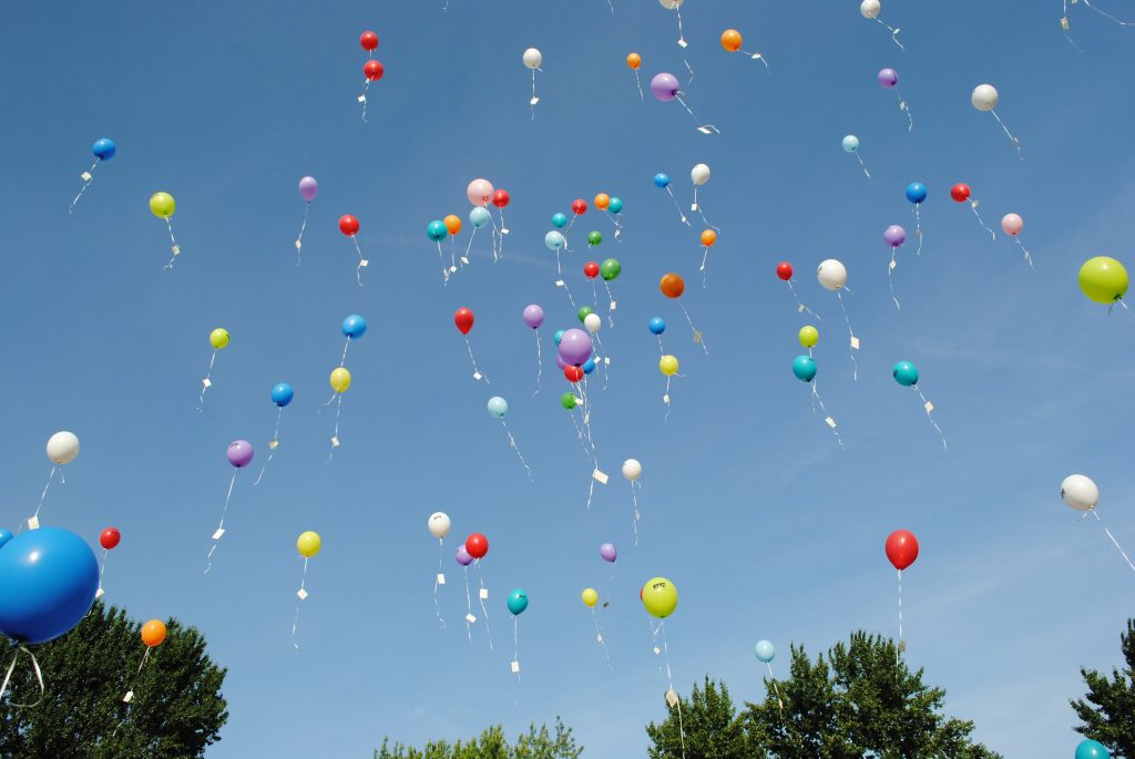 Kolorowe balony na tle nieba